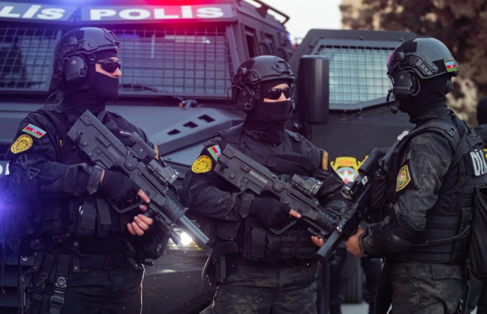 Polis əməkdaşlarına silahlı müqavimət göstərən şəxs