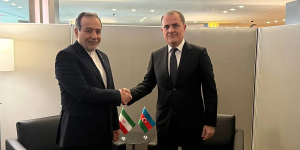 Abbas Əraqçi Ceyhun Bayramovla görüşüb