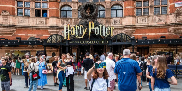 Harry Potter tamaşası bahalaşma səbəbindən iki hissədən bir hissəyə endirilir