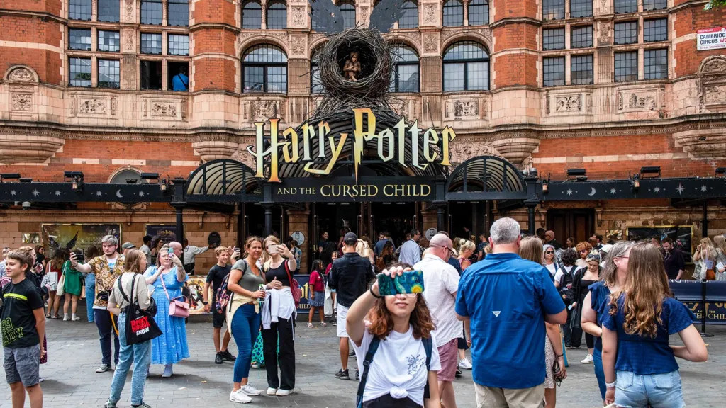 Harry Potter tamaşası bahalaşma səbəbindən iki hissədən bir hissəyə endirilir
