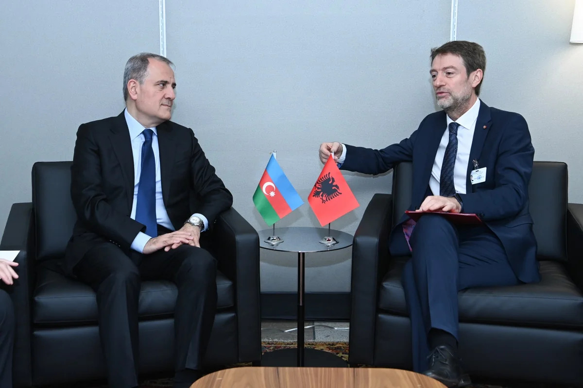 Ceyhun Bayramov albaniyalı həmkarını Ermənistanla davam edən sülh prosesi barədə məlumatlandırıb