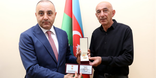 Rəssam soydaşımıza "Diaspor fəaliyyətində xidmətə görə" medalı təqdim edilib