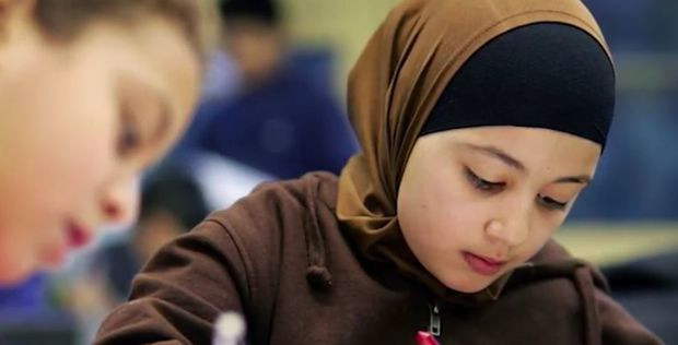 9 yaşında hicab niyə məcburidir?