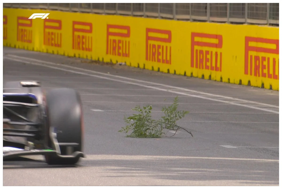 "Formula 1": Bakıdakı yarışda trasa ağac budağı düşüb