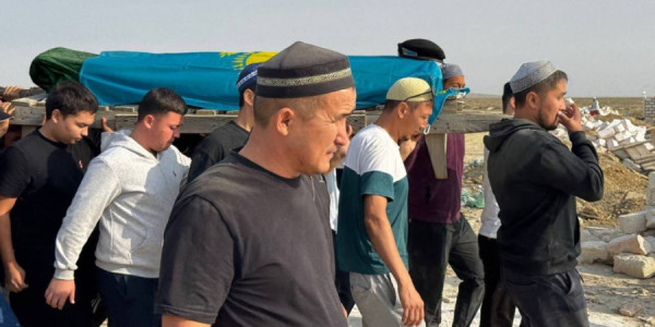 Xəzərdə həlak olan qazaxıstanlı hərbçilərlə vida mərasimi keçirilib