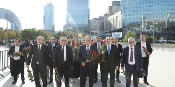 AMEA nümayəndələri Zəfər parkını ziyarət etdi