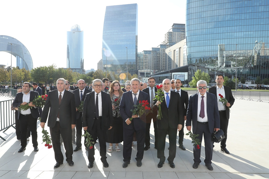 AMEA nümayəndələri Zəfər parkını ziyarət etdi