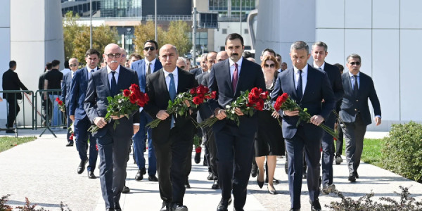 Elm və Təhsil Nazirliyinin rəhbərliyi və kollektivi Zəfər parkını ziyarət edib