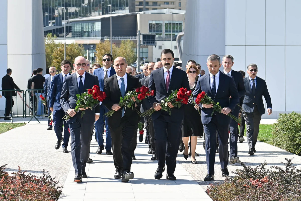 Elm və Təhsil Nazirliyinin rəhbərliyi və kollektivi Zəfər parkını ziyarət edib