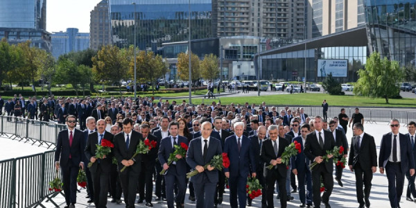İqtisadiyyat Nazirliyinin kollektivi Zəfər parkını ziyarət edib