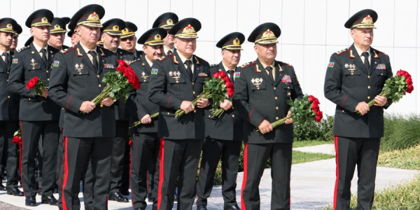 Müdafiə naziri və müavinləri Zəfər abidəsini ziyarət ediblər