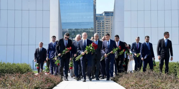 Energetika Nazirliyi və tabeli qurumların kollektivi Zəfər abidəsini ziyarət edib