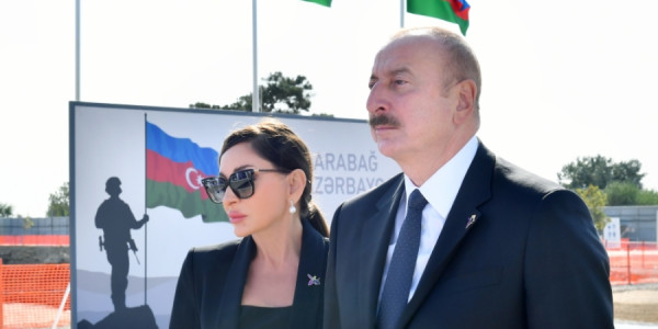 İlham Əliyev və Mehriban Əliyeva Anım Günü ilə əlaqədar Bakıdakı Zəfər parkında olublar