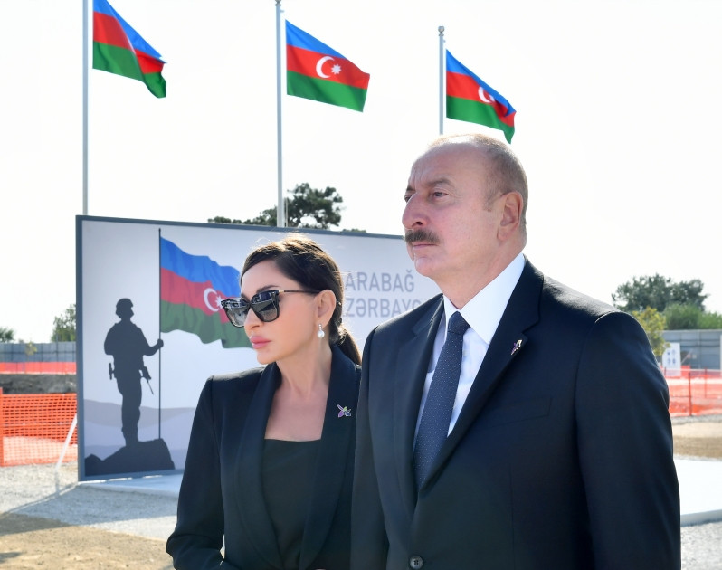 İlham Əliyev və Mehriban Əliyeva Anım Günü ilə əlaqədar Bakıdakı Zəfər parkında olublar