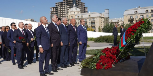 Milli Məclisin kollektivi Zəfər parkını ziyarət edib