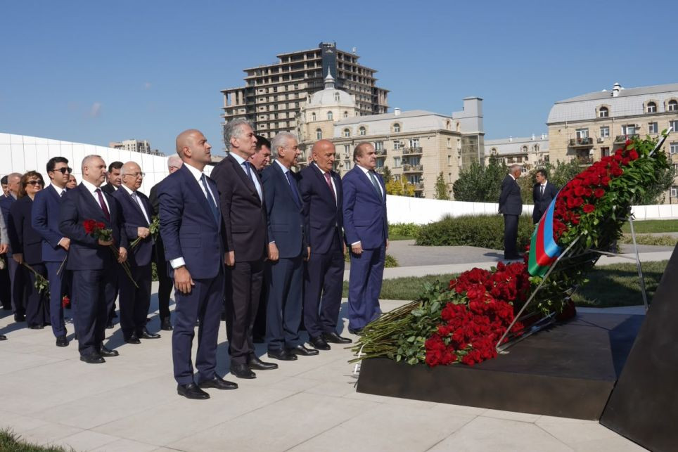 Milli Məclisin kollektivi Zəfər parkını ziyarət edib