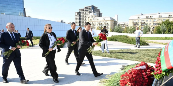Mədəniyyət Nazirliyinin kollektivi şəhidlərin xatirəsini yad edib
