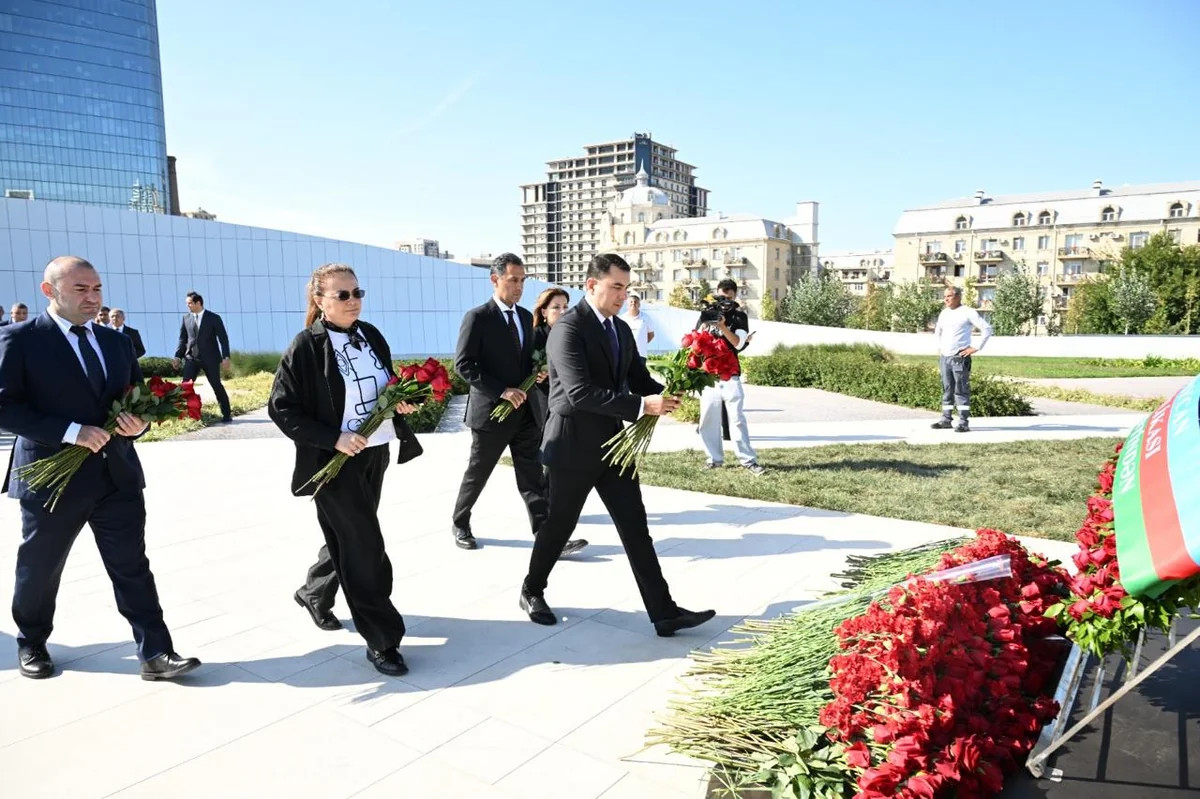 Mədəniyyət Nazirliyinin kollektivi şəhidlərin xatirəsini yad edib