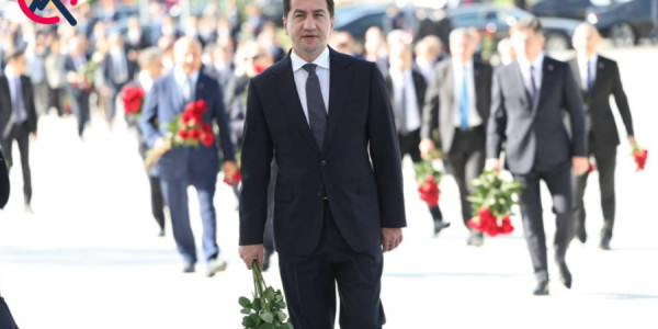 Dövlət və hökumət rəsmiləri Bakıdakı Zəfər parkında olublar