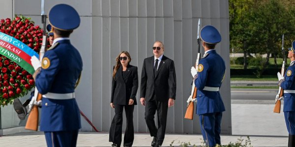 İlham Əliyev və Mehriban Əliyeva Anım Günü ilə əlaqədar Bakıdakı Zəfər parkında olublar
