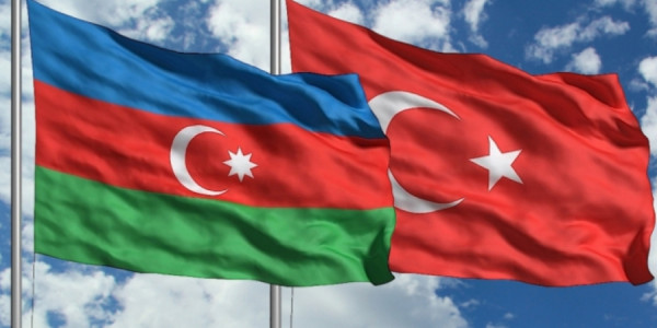 Dağ üzərinə atılan çınqıl daşlar -