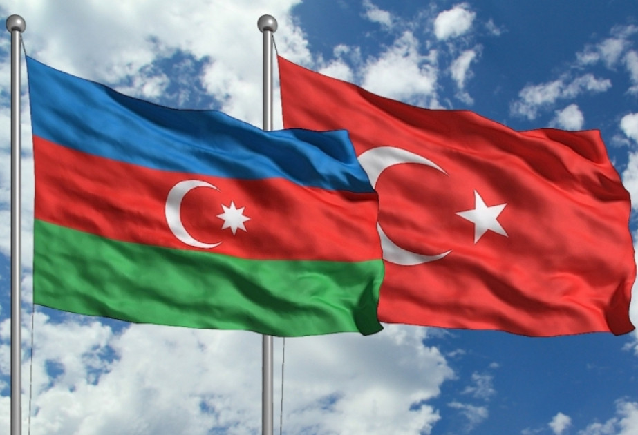 Dağ üzərinə atılan çınqıl daşlar -