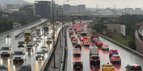 İstanbulda yollar kilidləndi: Nəqliyyat sıxlığı 89 faizə çatdı