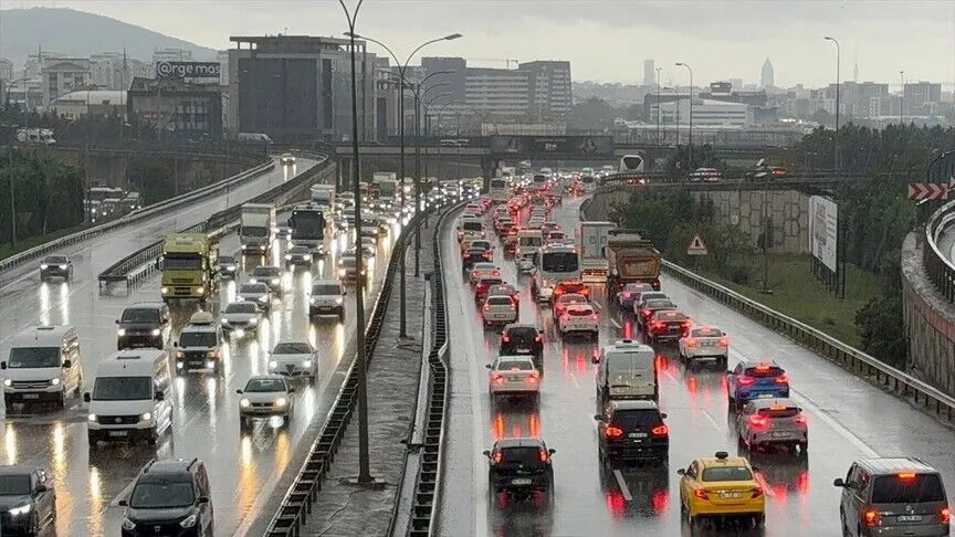 İstanbulda yollar kilidləndi: Nəqliyyat sıxlığı 89 faizə çatdı