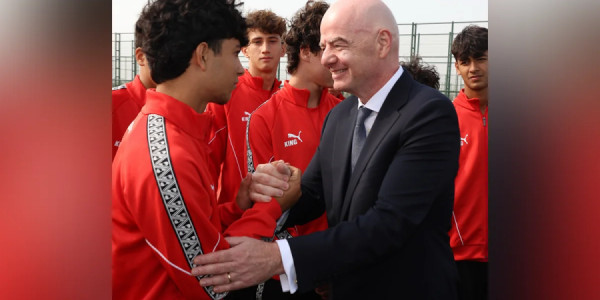 FIFA prezidenti Bakıda Azərbaycan millisinin üzvləri ilə görüşdü