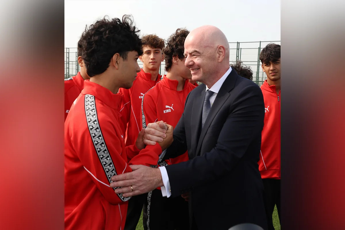 FIFA prezidenti Bakıda Azərbaycan millisinin üzvləri ilə görüşdü