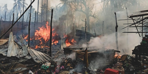Myanmada bazar və körpü bombalandı: