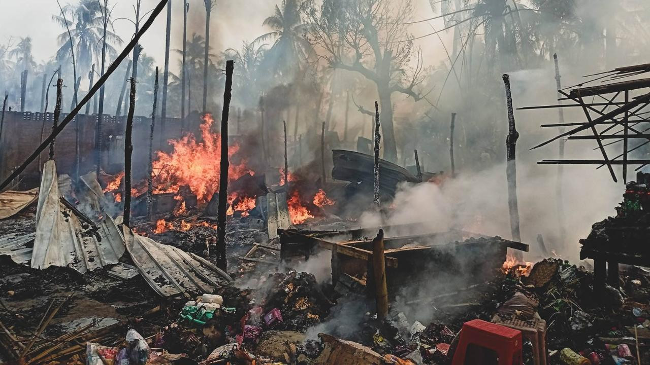 Myanmada bazar və körpü bombalandı: