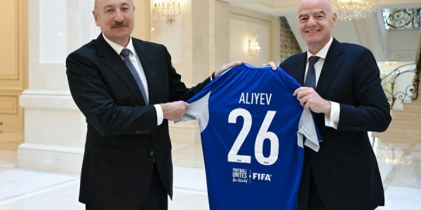 FIFA prezidenti İlham Əliyevə üzərində soyadı yazılmış forma və top hədiyyə edib