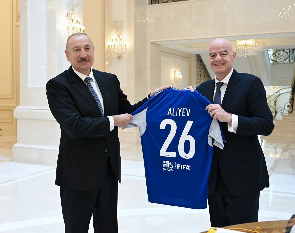 FIFA prezidenti İlham Əliyevə üzərində soyadı yazılmış forma və top hədiyyə edib