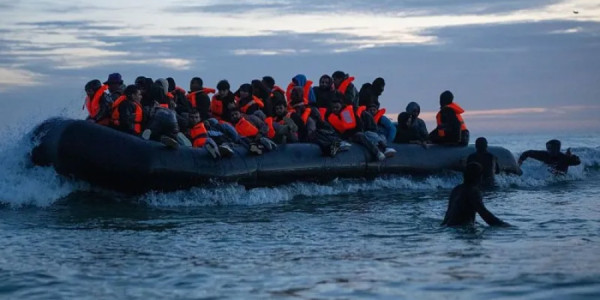 Britaniya Fransa ilə miqrantların geri qaytarılması sazişini dayandırıb