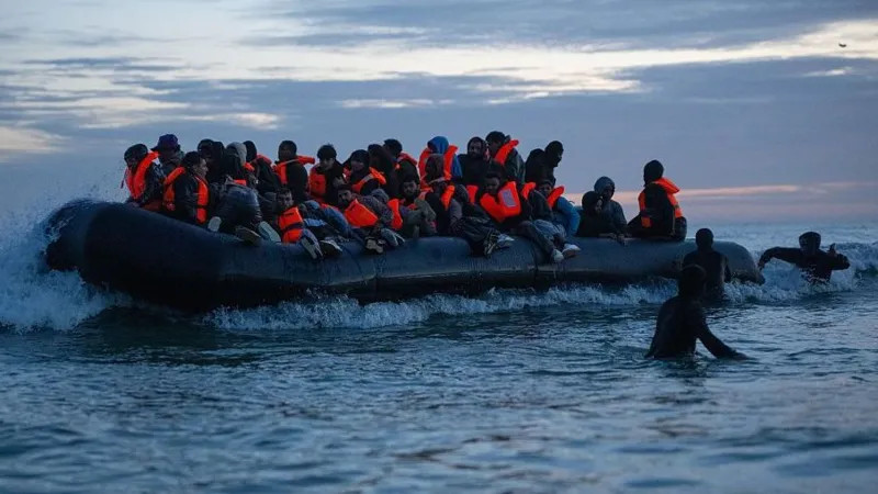 Britaniya Fransa ilə miqrantların geri qaytarılması sazişini dayandırıb
