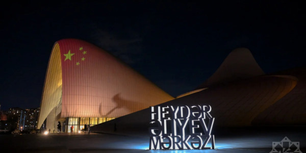 Heydər Əliyev Mərkəzi Çin bayrağının rəngləri ilə işıqlandırılıb