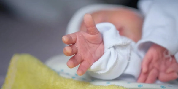 Özü hələ uşaq idi, ana oldu –