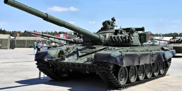 Rusiya liderinə T-72 bazasında yaradılan pilotsuz maşınlar təqdim olundu