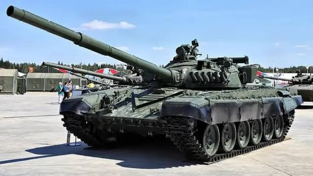 Rusiya liderinə T-72 bazasında yaradılan pilotsuz maşınlar təqdim olundu