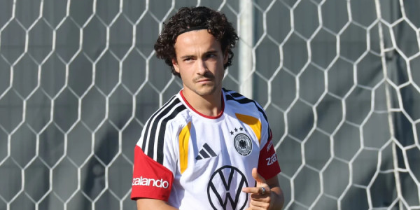 Mika Baur Almaniya millisinin tarixində meydana çıxan 1000-ci futbolçu olub