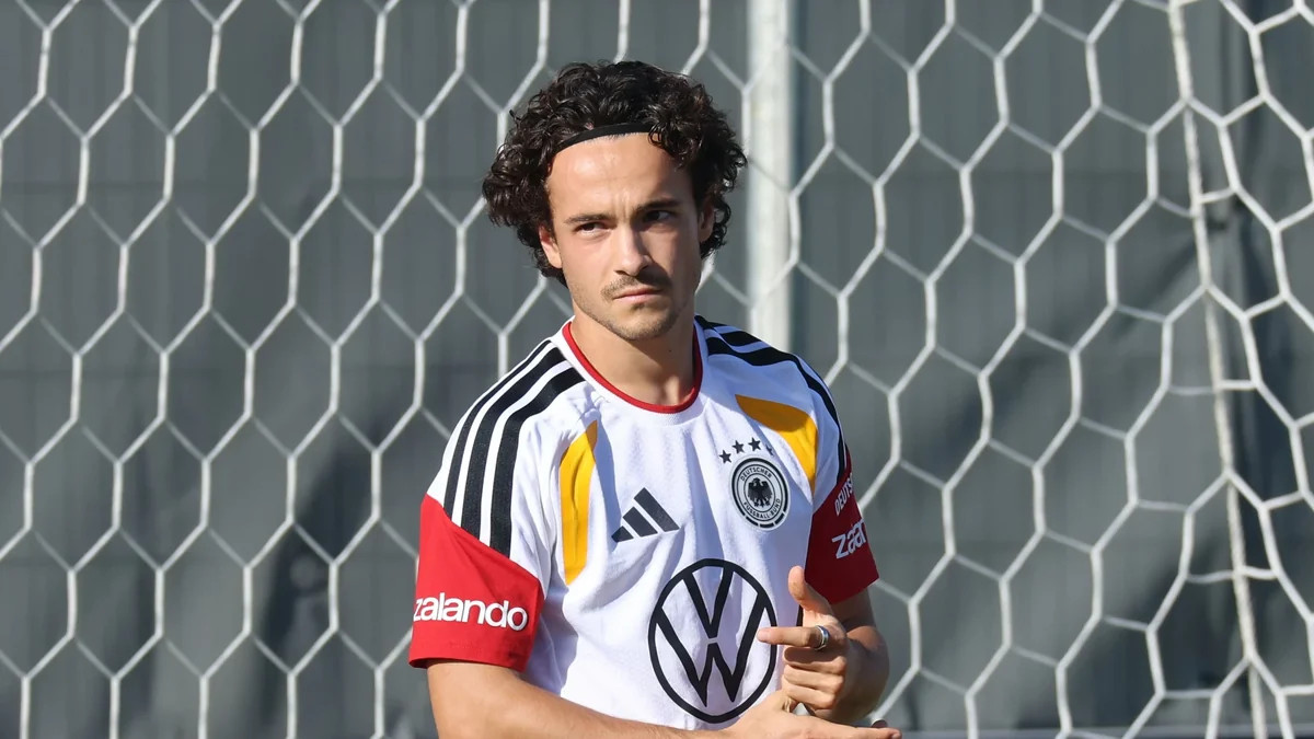 Mika Baur Almaniya millisinin tarixində meydana çıxan 1000-ci futbolçu olub