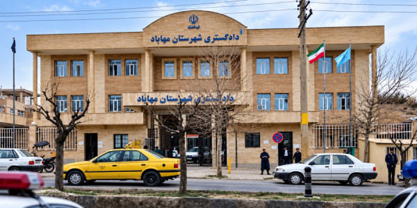 İranda məhkəmə qarşısında atışma olub,