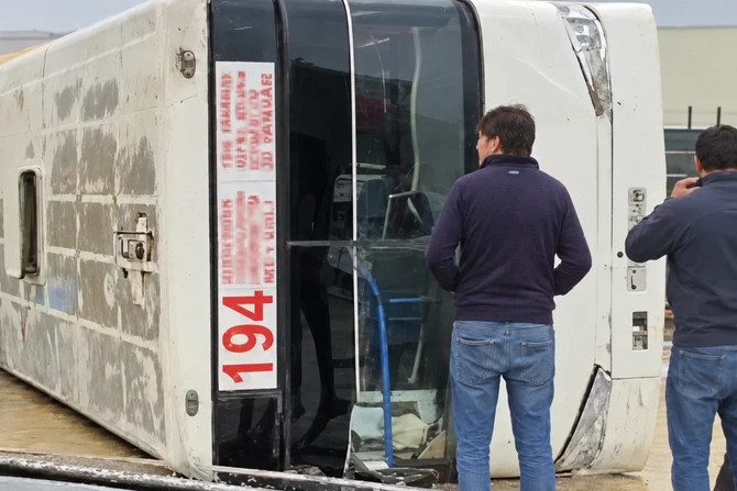 Bakıda sərnişin avtobusu aşdı