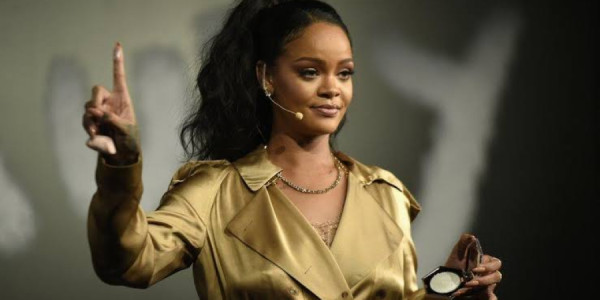 Rihanna gecikməsinə görə tənqid olundu —