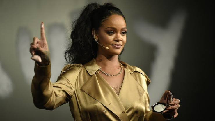 Rihanna gecikməsinə görə tənqid olundu —