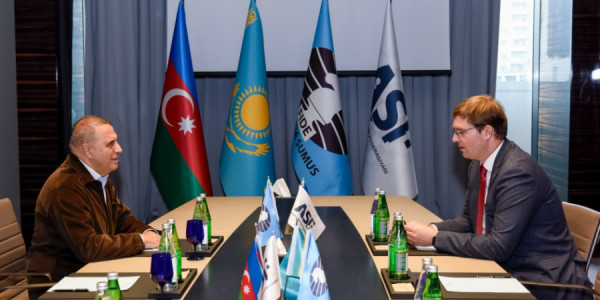 Beynəlxalq Şahmat Federasiyasının yeni prezidenti Bakıya gəlib