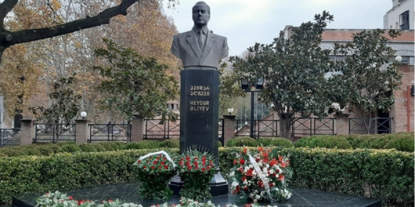 Gürcüstanda Heydər Əliyevin büstünü zədələmiş şəxs