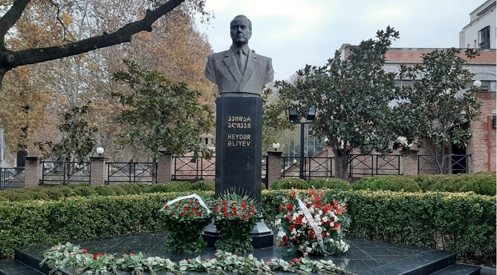 Gürcüstanda Heydər Əliyevin büstünü zədələmiş şəxs