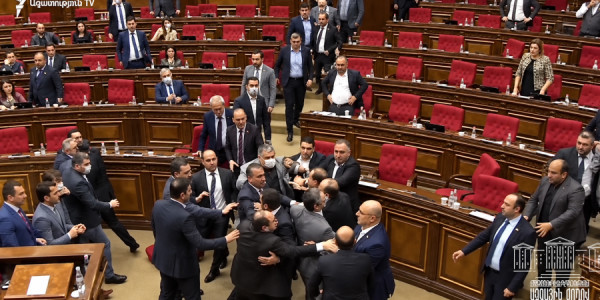 Ermənistan parlamentində deputatlar əlbəyaxa dava etdi -